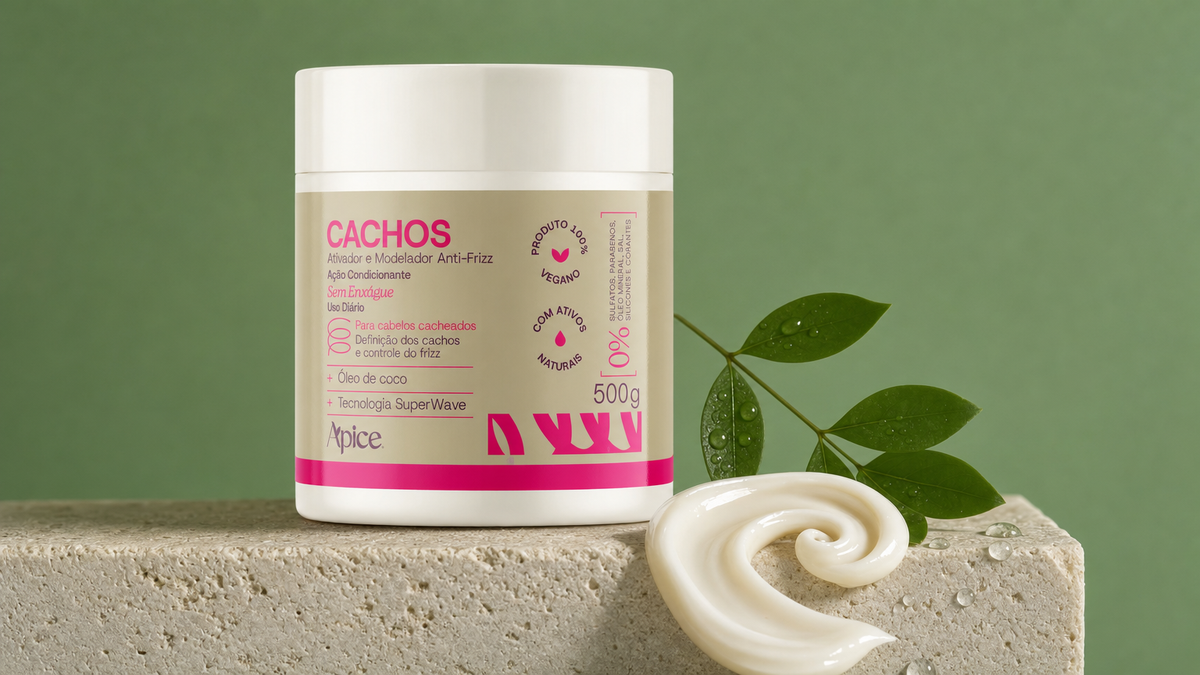 Como finalizar cabelo crespo: fitagem, scrunch e ativador