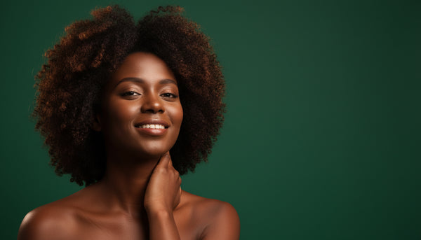 Mulher brasileira com coils naturais 4A, pele ebano, fundo verde esmeralda - capa editorial Apice